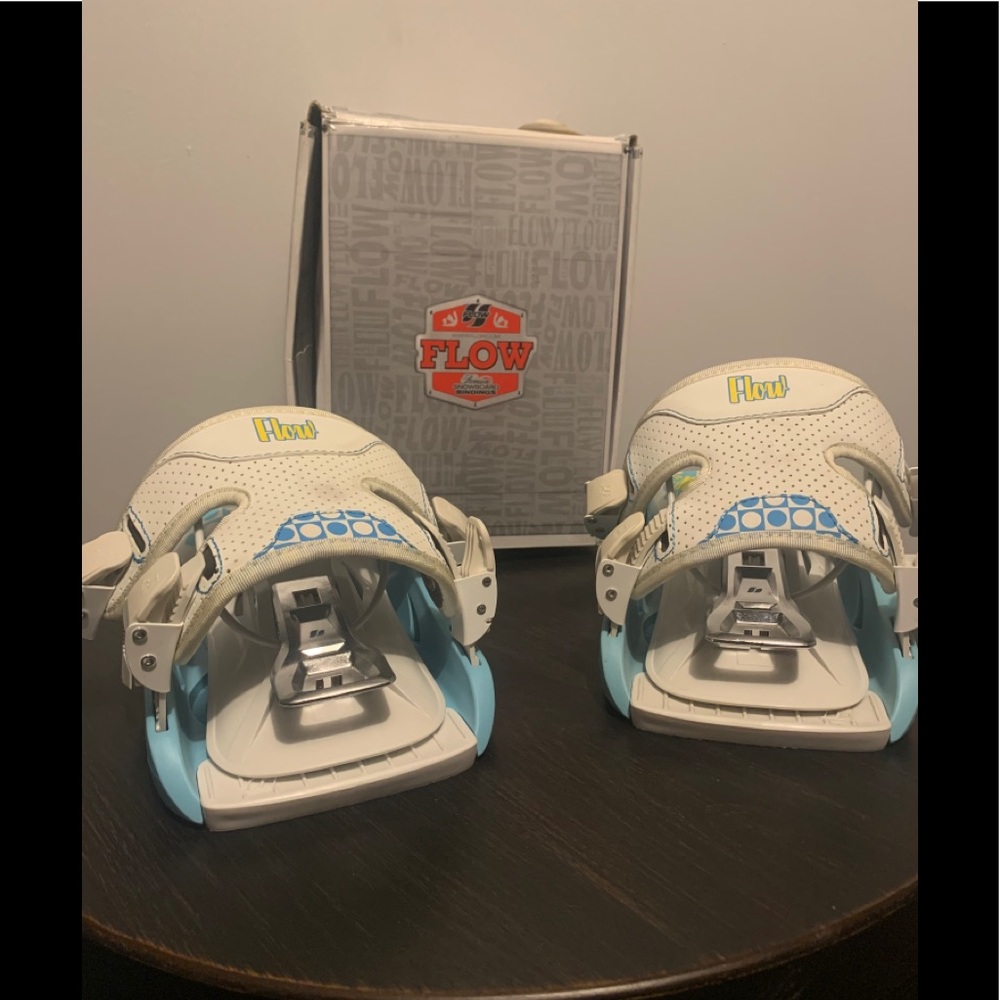 NEW FLOW B2 YOUTH BINDINGS GIRLS WHITE BLUE YELLOW
